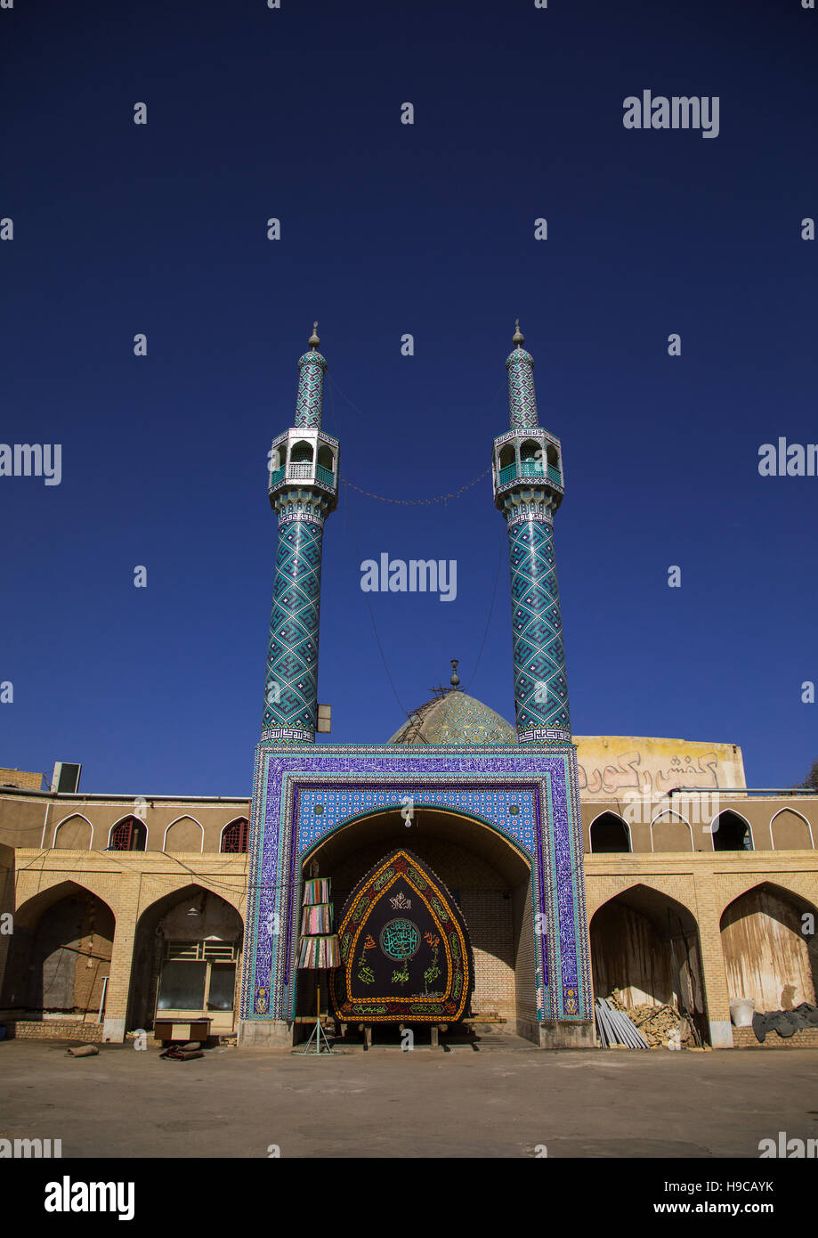 Un nakhl y un alam hechas de ropa delante de una mezquita en muharram para conmemorar el aniversario del martirio de Hussein, de la provincia de Yazd, Yazd, Ira Foto de stock