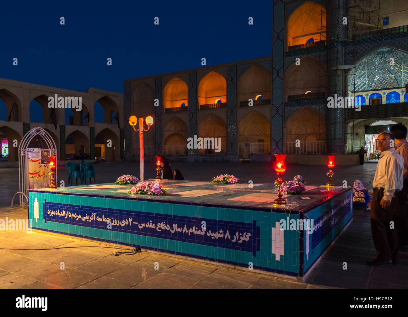 El ayatolá Jomeini memorial delante de los tres pisos de la parte takieh amir chakhmaq complex, la provincia de Yazd, en Yazd, Irán Foto de stock