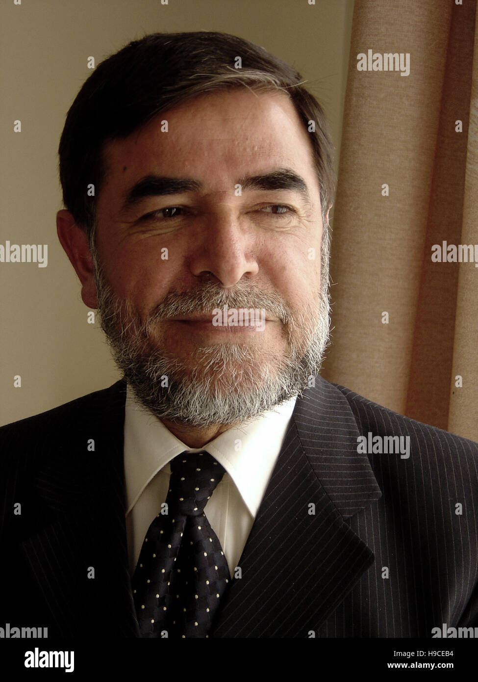 El 26 de mayo de 2004 el Dr. Mohammed Reza Haider, Viceministro de Relaciones Exteriores, en su oficina en Kabul, Afganistán. Foto de stock