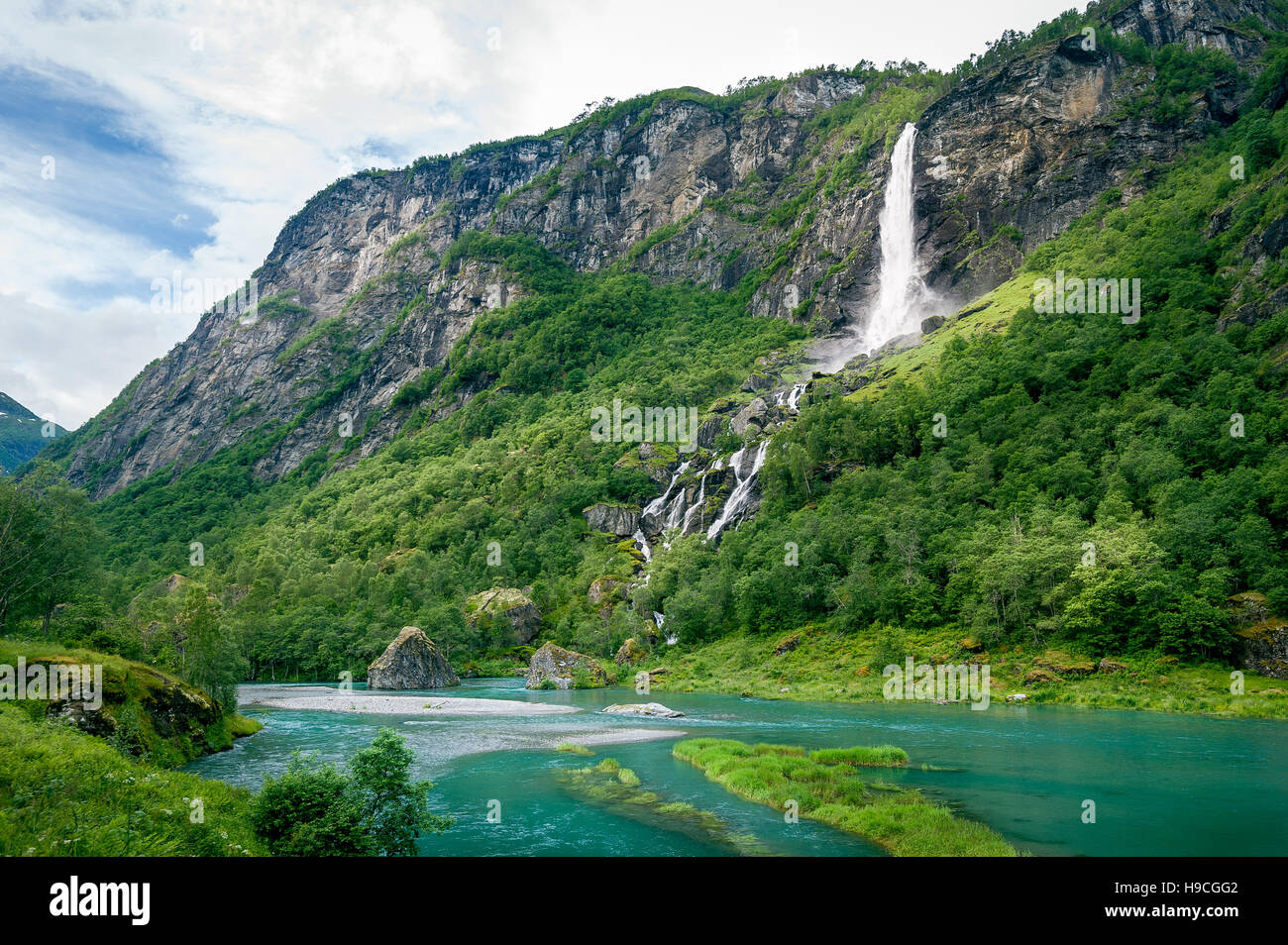 Noruega paisaje con cascada en el cañón del río de montaña. Foto de stock
