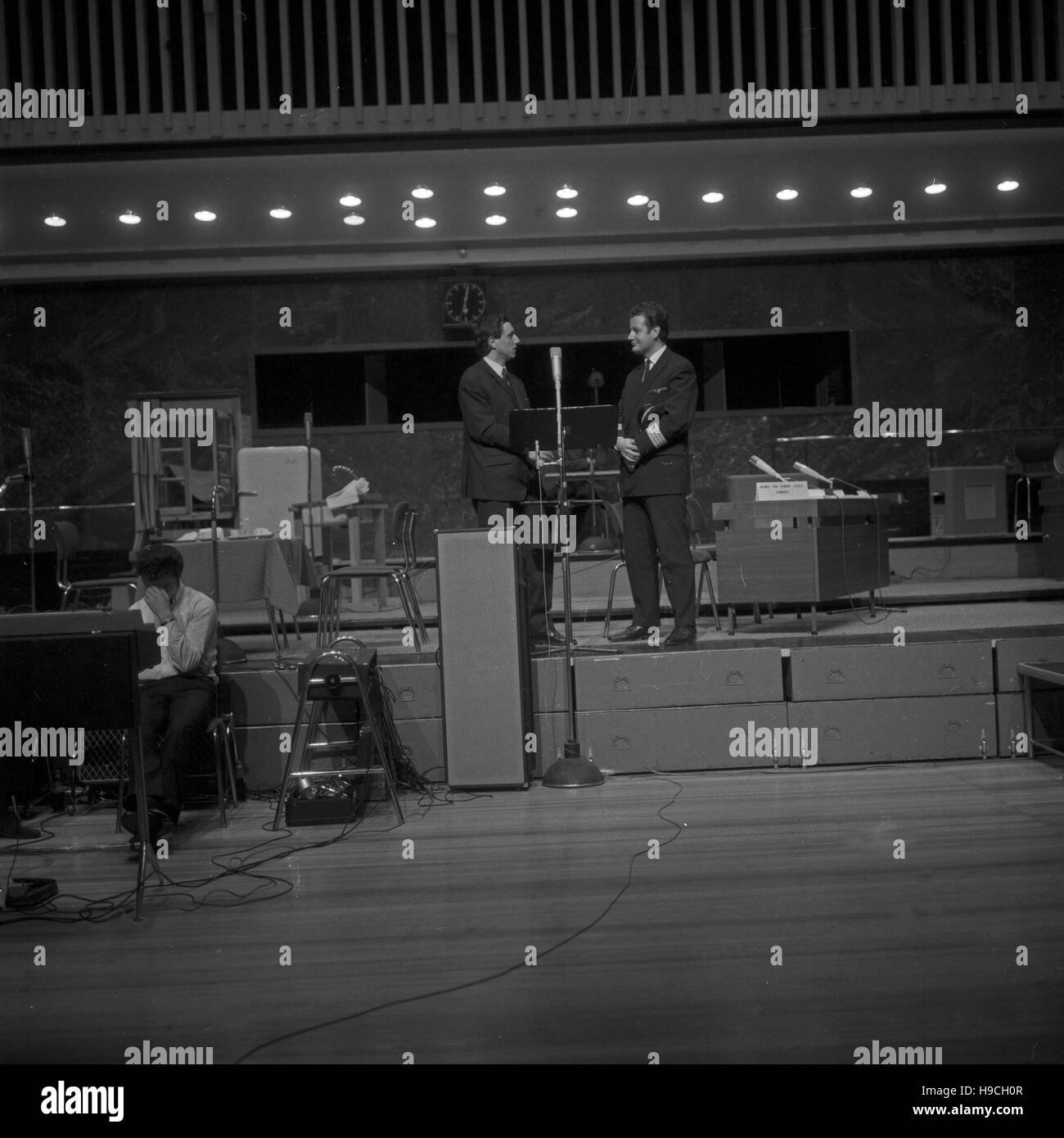Szenenfoto aus einer Produktion des Schulfunks beim NDR en Hamburgo, Alemania 1960er Jahre. Escena de la televisión educativa en la Norddeutscher Rundfunk en Hamburgo, Alemania, 1960. Foto de stock