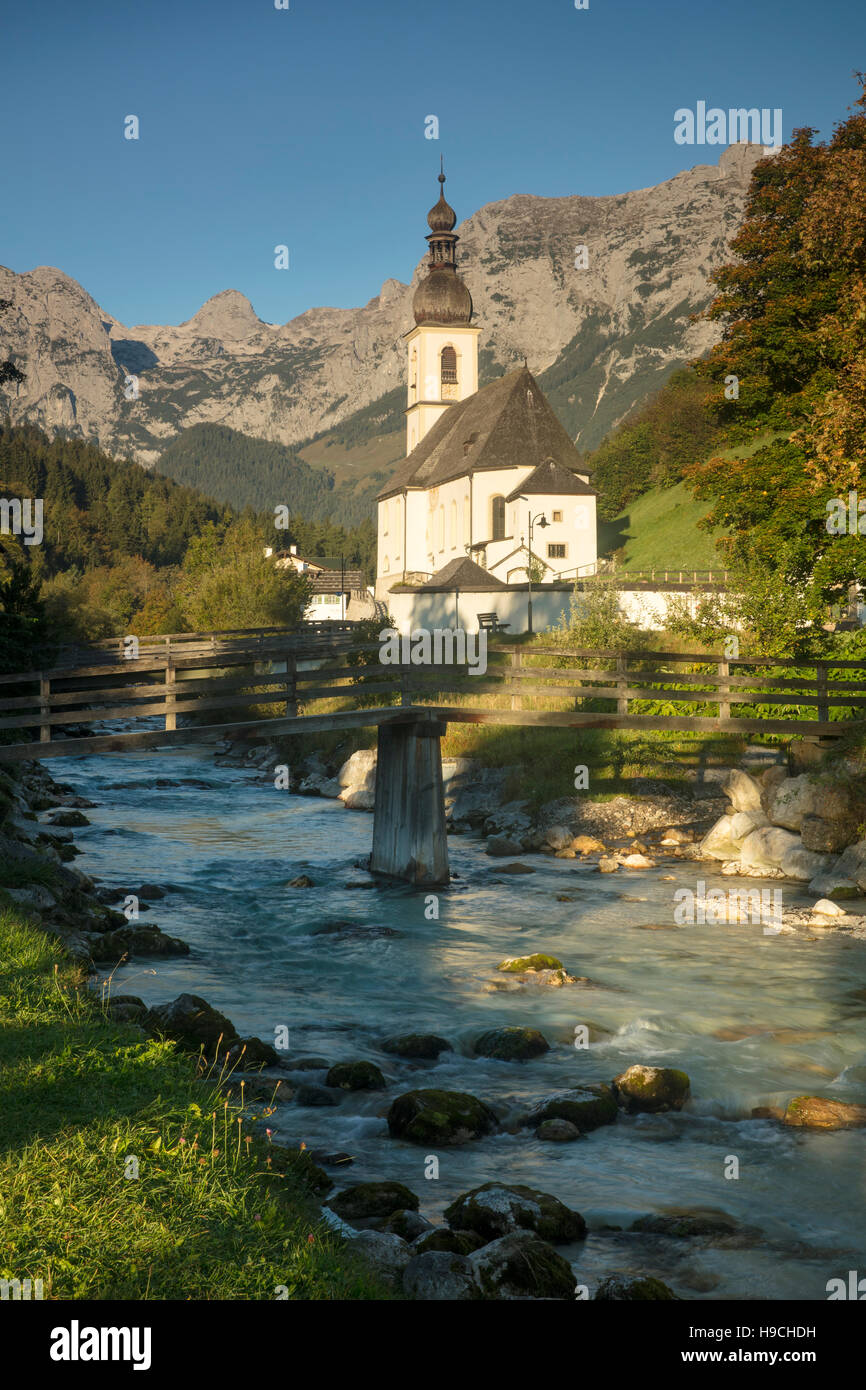Temprano en la mañana a San Sebastián iglesia, Ramsau bei Berchtesgaden, Baviera, Alemania Foto de stock