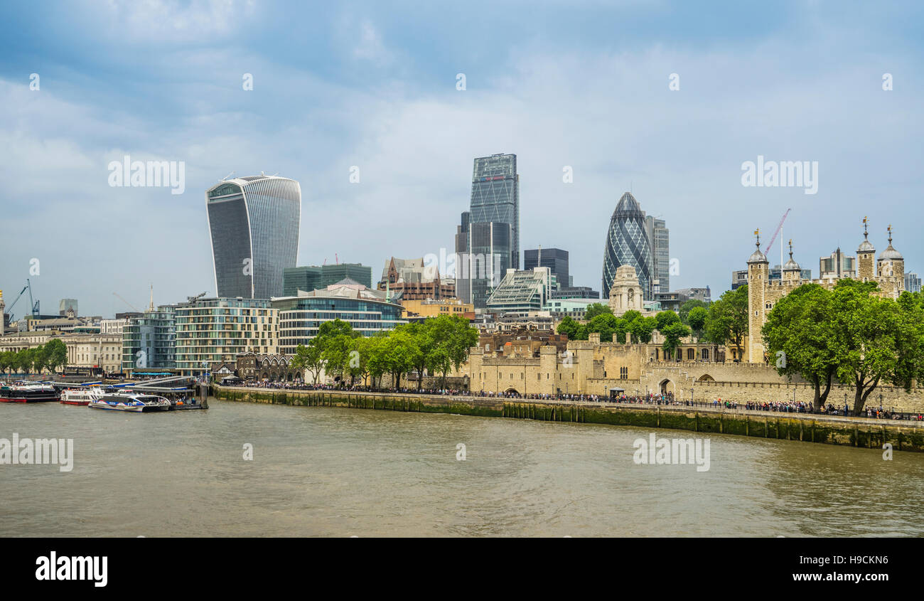 Gran Bretaña, Inglaterra, Londres, la Torre de Londres y el Río Támesis con la moderna ciudad de Londres Foto de stock