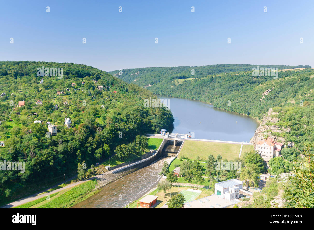 Znojmo (Znaim): Blick von der Burg auf Einen der Stausee Dyje (Thaya) , Jihomoravsky, Südmähren, Sur de Moravia, República Checa Foto de stock