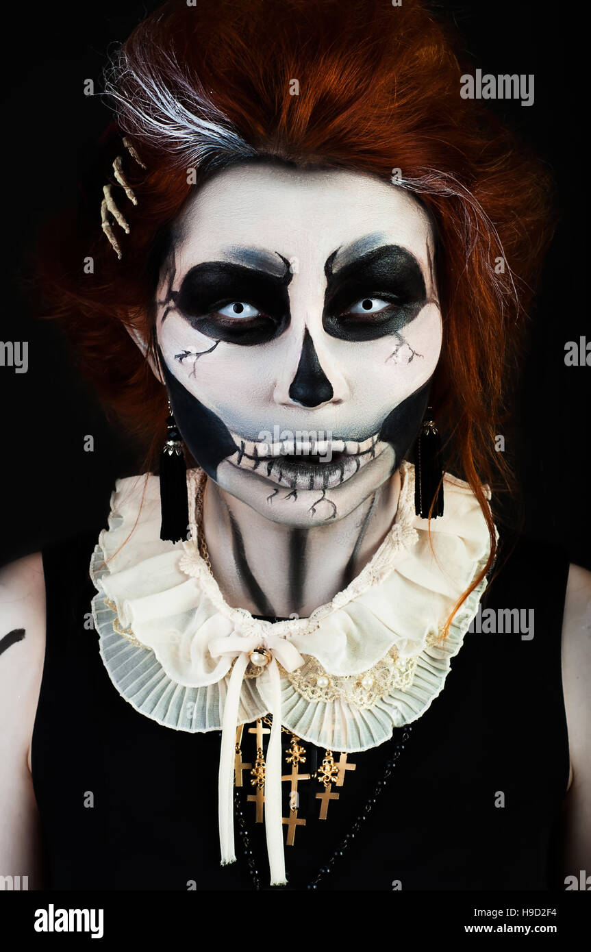 Hermosa mujer con maquillaje esqueleto cráneo de Helloween Fotografía de  stock - Alamy