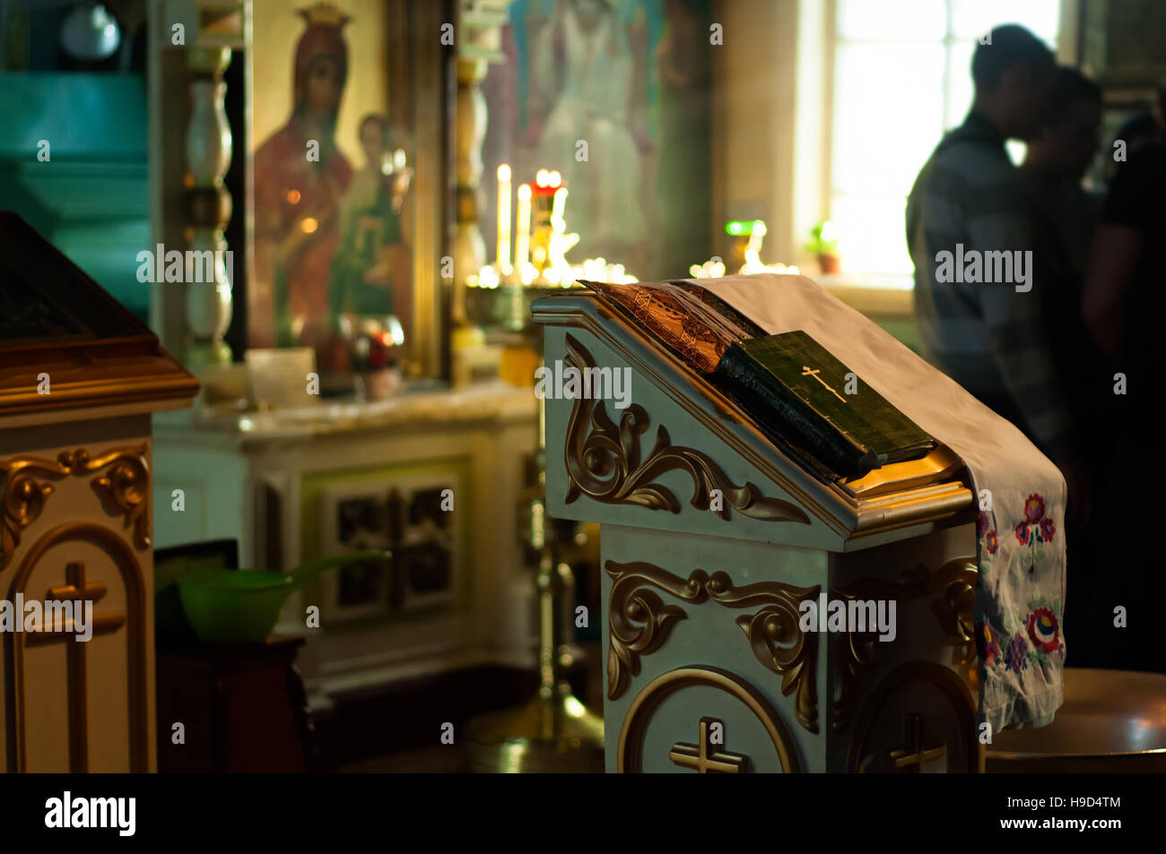 En el interior de la iglesia cristiana ortodoxa rusa, iconos Foto de stock