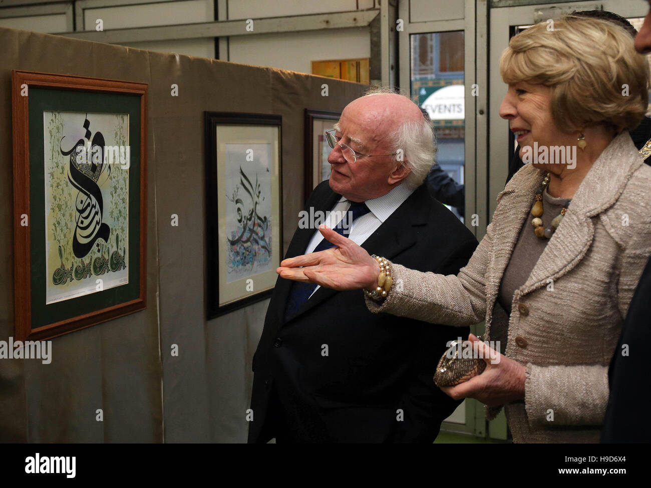 Presidente, Michael D. Higgins y esposa Sabina Coyne mirar algunos de arte islámico durante una visita al Centro Cultural Islámico de Irlanda, en Dublín, Clonskeagh en su 20 aniversario. Foto de stock