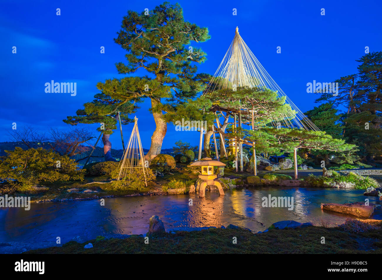Luz de Jardín Kenrokuen y el Parque del Castillo de Kanazawa en Kanazawa, Japón. Foto de stock