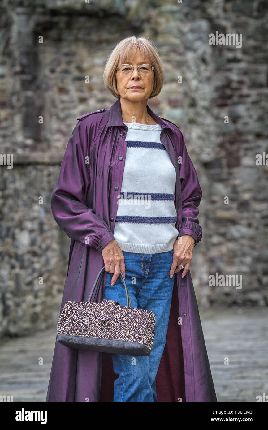 Mujer japonesa modelos antiguos un largo abrigo púrpura y un bolso de mano en vertical Fotografía de stock - Alamy