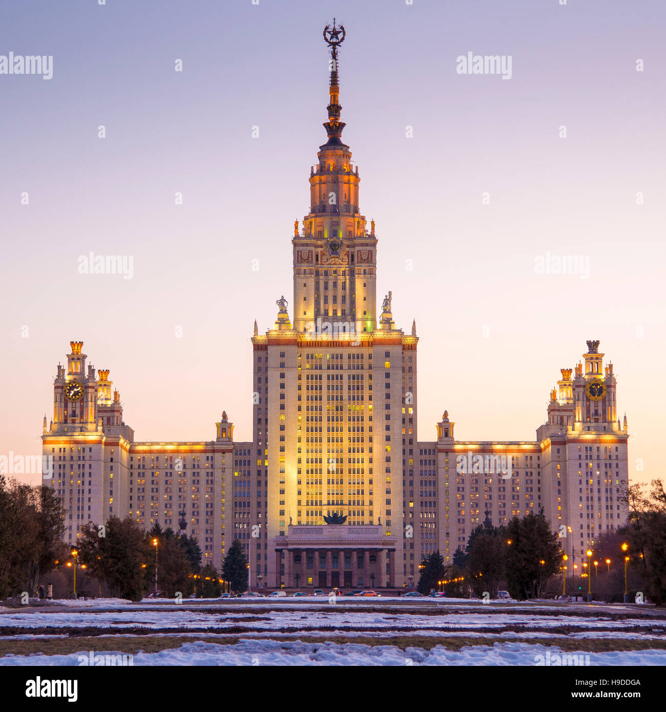 El horizonte de la ciudad. Edificio principal de la Universidad Estatal de Moscú Lomonosov, MSU. Es una de las Siete Hermanas, un grupo de siete rascacielos en Moscú de Foto de stock