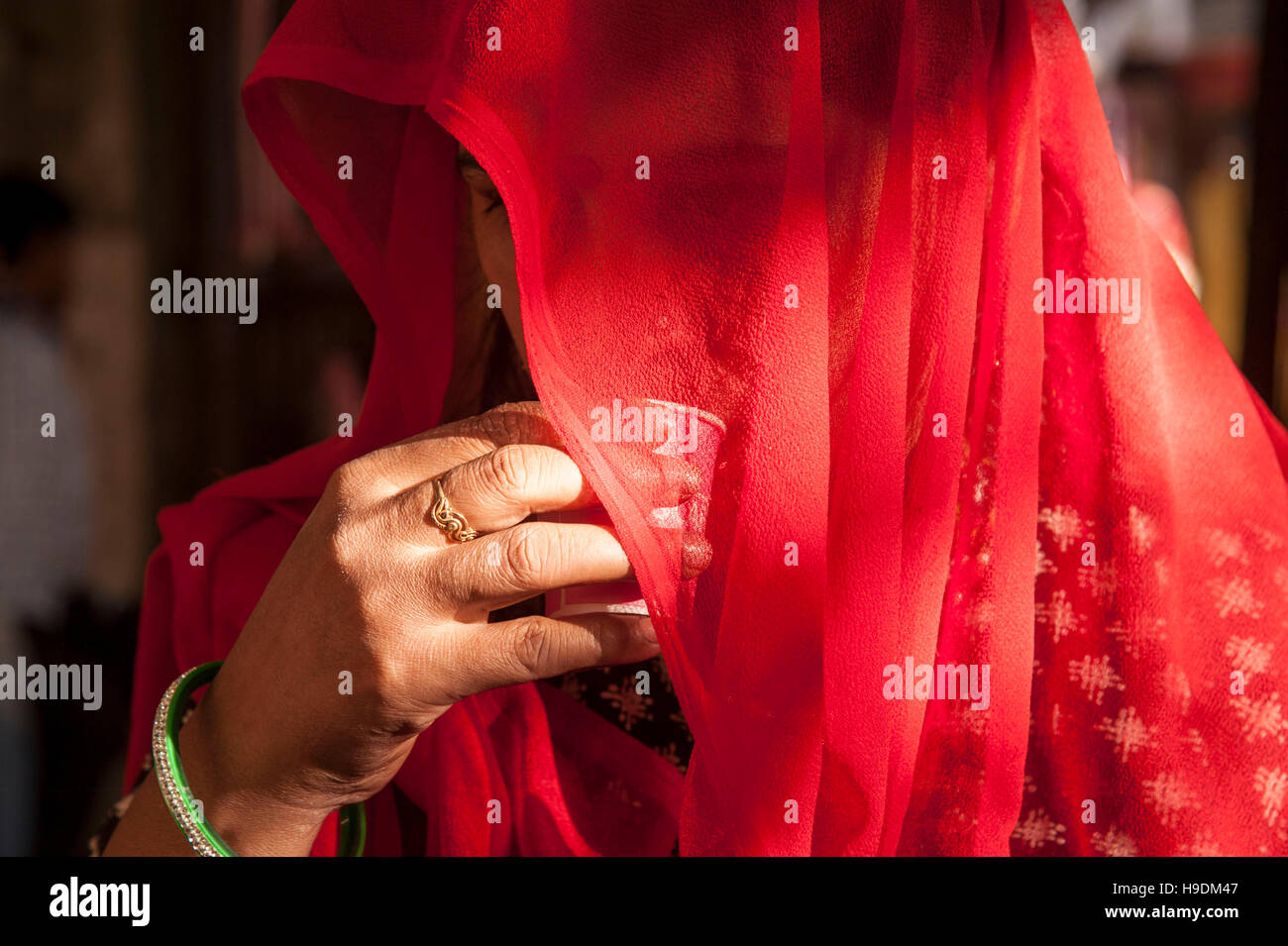 Mujer tradicional Rajasthani beber té en feria de Pushkar Rajasthan India Foto de stock