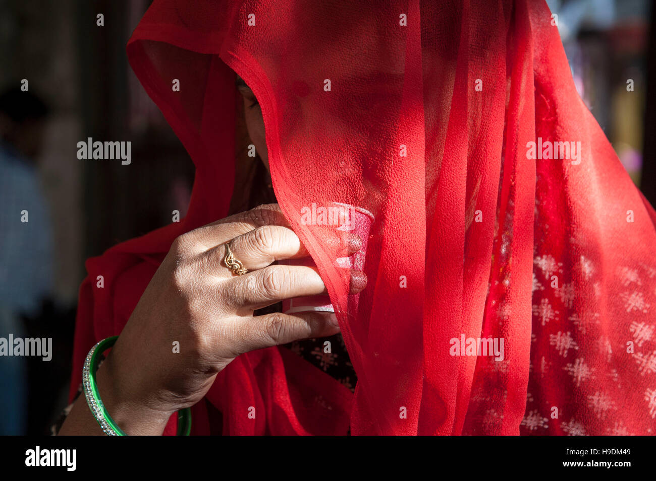 Mujer tradicional Rajasthani beber té en feria de Pushkar Rajasthan India Foto de stock
