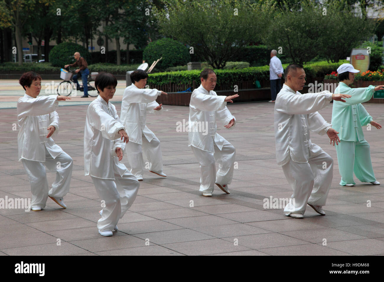 China, Shanghai, personas ejercicio matinal, tai chi, Foto de stock