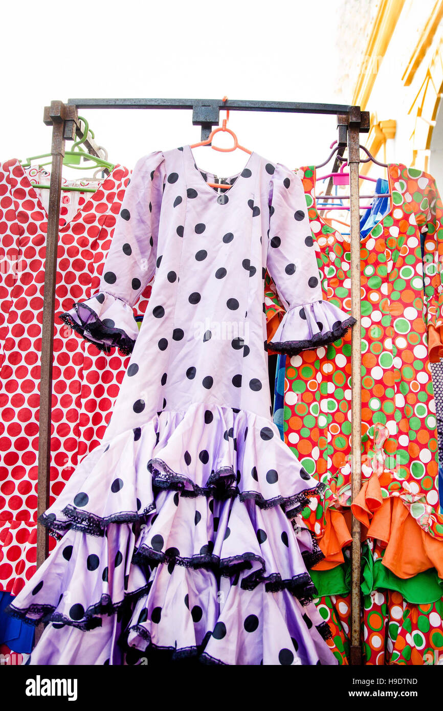 Trajes de flamenca para la venta en los kioscos de periódicos en español en el mercado de la calle Foto de stock