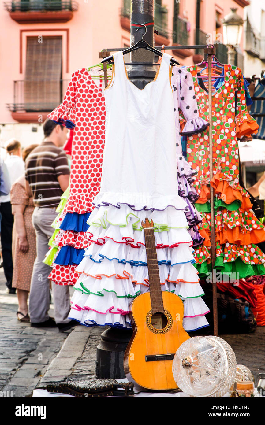 Trajes de flamenca para la venta en los kioscos de periódicos en español en el mercado de la calle Foto de stock