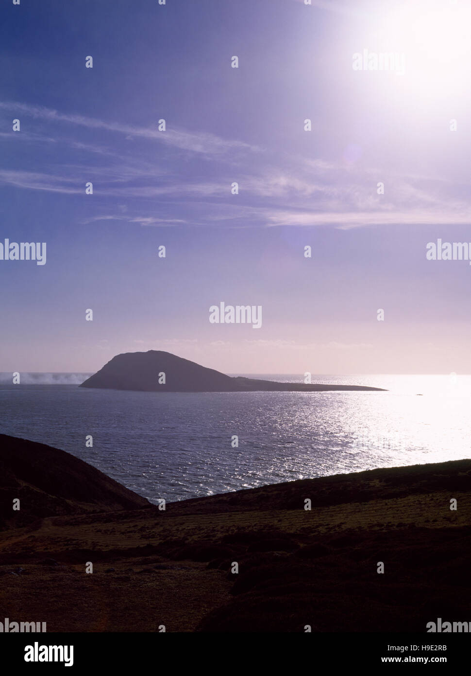 Ver SW en Bardsey sonido desde cerca de Aberdaron, mostrando el perfil distintivo de la isla Bardsey (Ynys Enlli), a 2 millas de la punta de SW de Lleyn (Llyn). Foto de stock