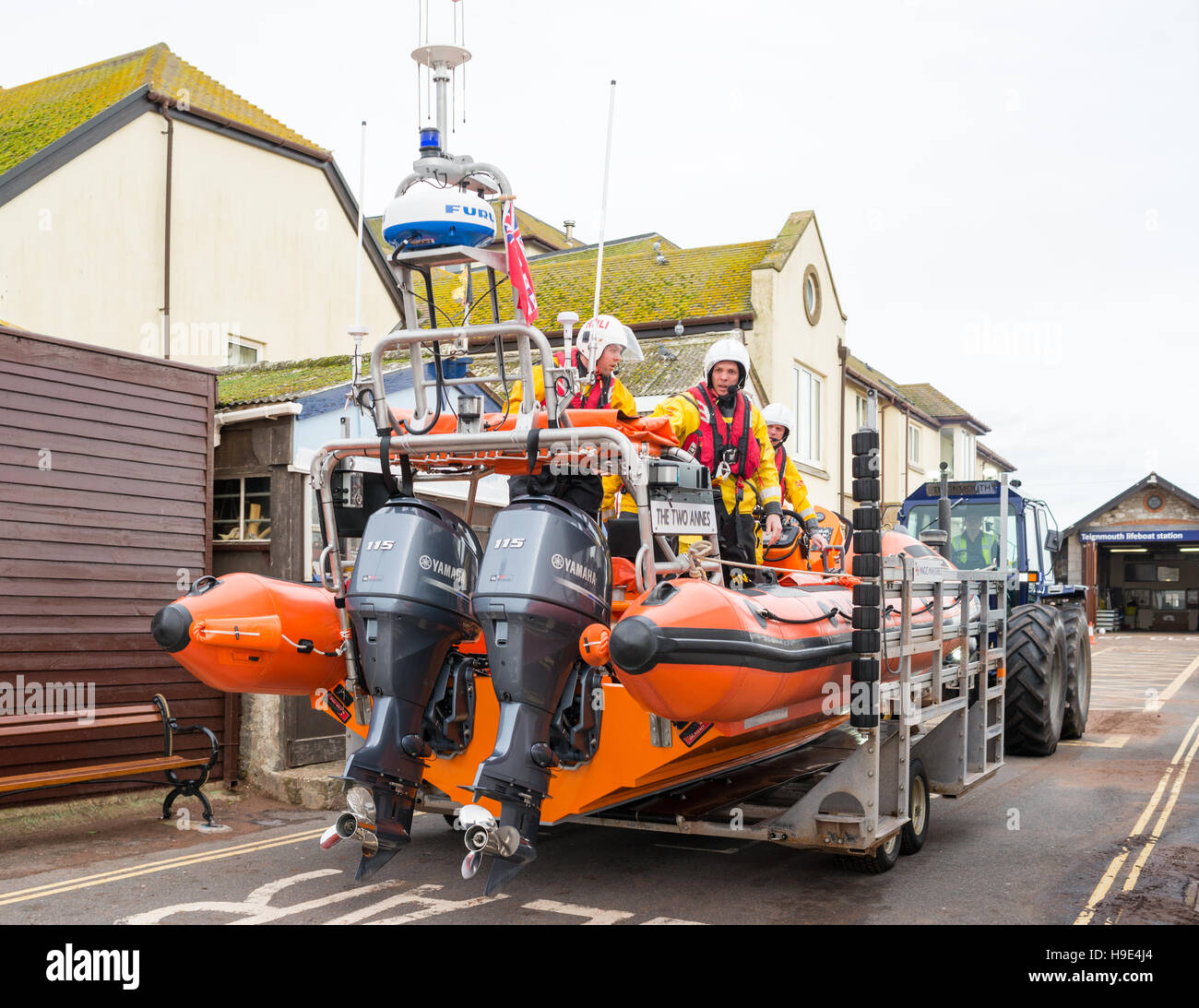 En el sur de Devon, Reino Unido, el Teignmouth RNLI Vida sobre ruedas es en barco hasta la rampa de lanzamiento por el tractor para responder a una llamada de emergencia. Foto de stock