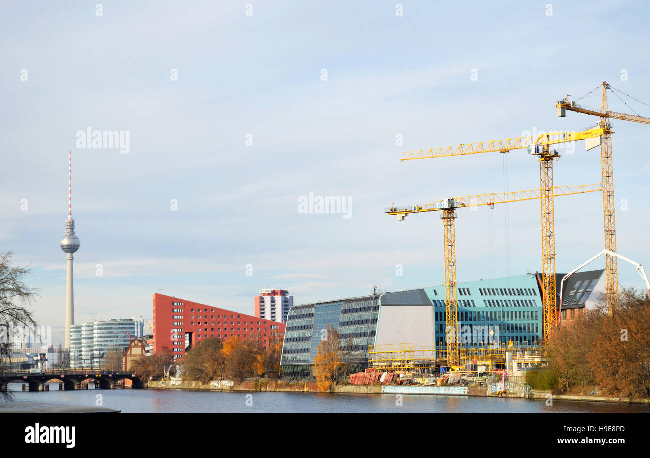 Vista del paisaje urbano a través de la arquitectura moderna junto al río Spree, en el distrito Kreuzberg con la torre de televisión, en el fondo, Berlín, Alemania Foto de stock