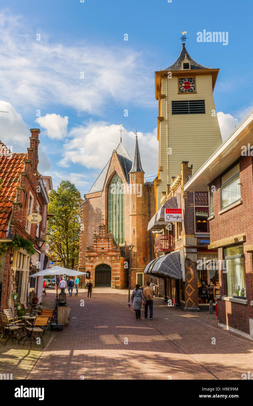 Calle comercial pictureseque en Enkhuizen, Países Bajos Foto de stock