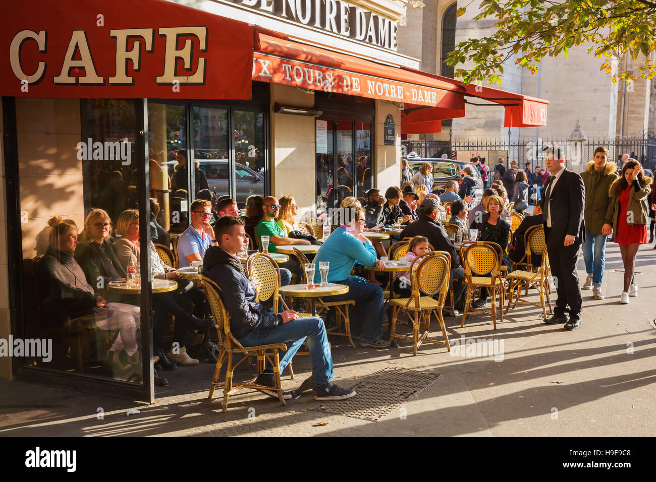 Street Cafe, cerca de Notre Dame en París, Francia Foto de stock