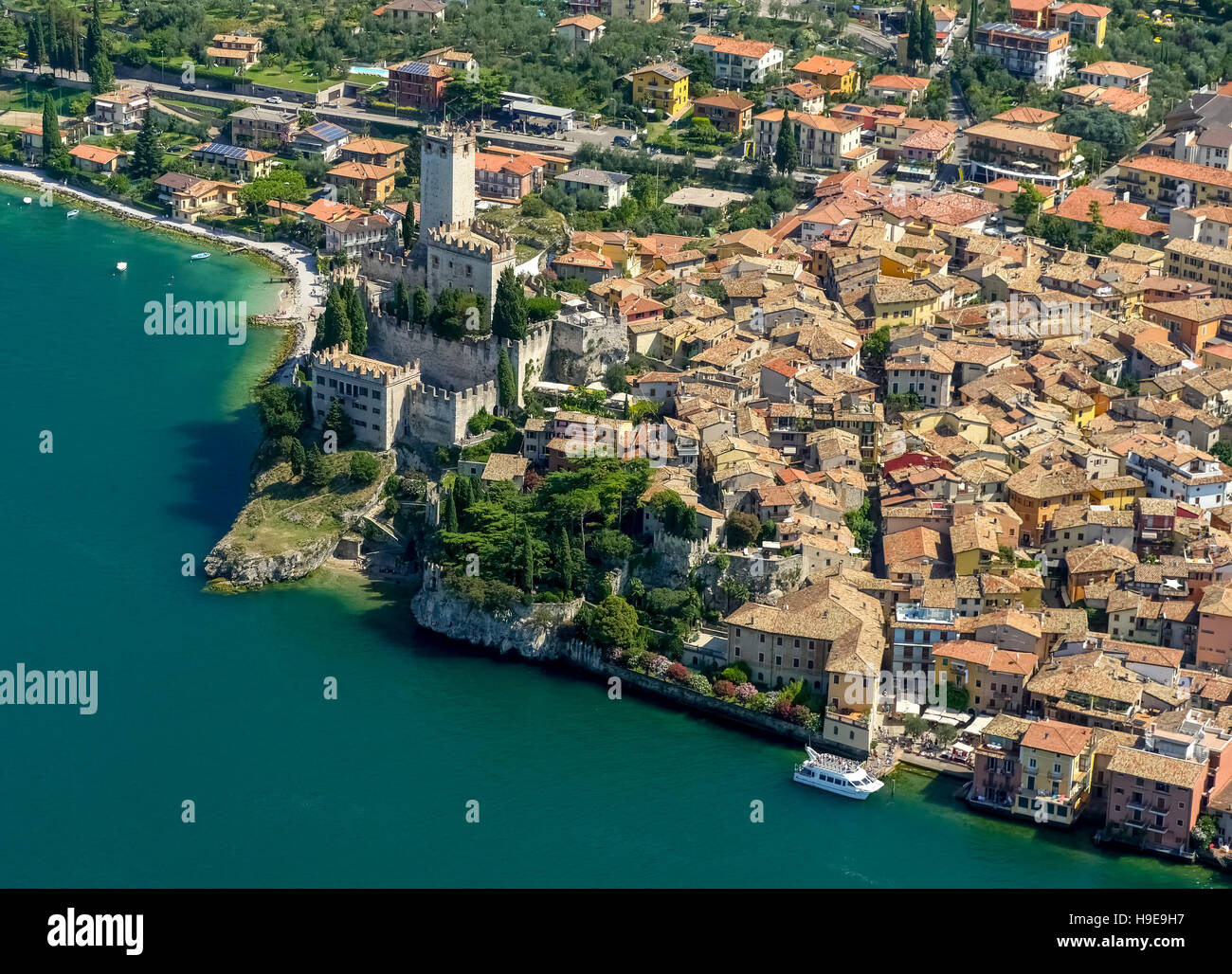 Vista aérea, Castello di Malcesine, Malcesine Castillo, el Lago de Garda, el Lago di Garda, Malcesine, al norte de Italia, Veneto, Italia, Foto de stock