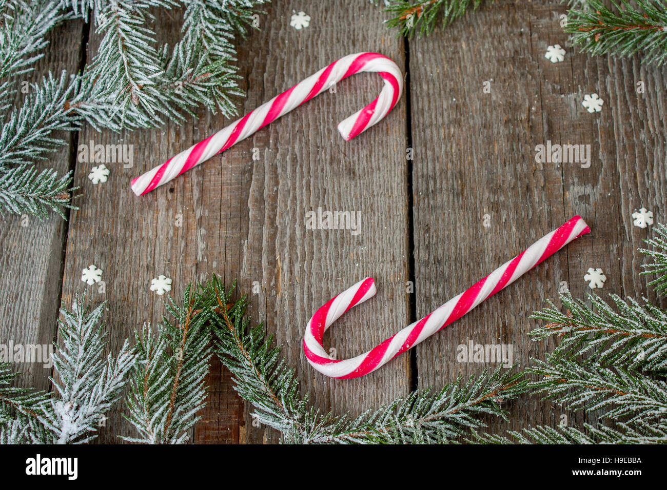 Composición de Navidad. Ramas de abeto, candy cane, Copito de nieve, la canela, el anís estrellado sobre un fondo de madera. Foto de stock
