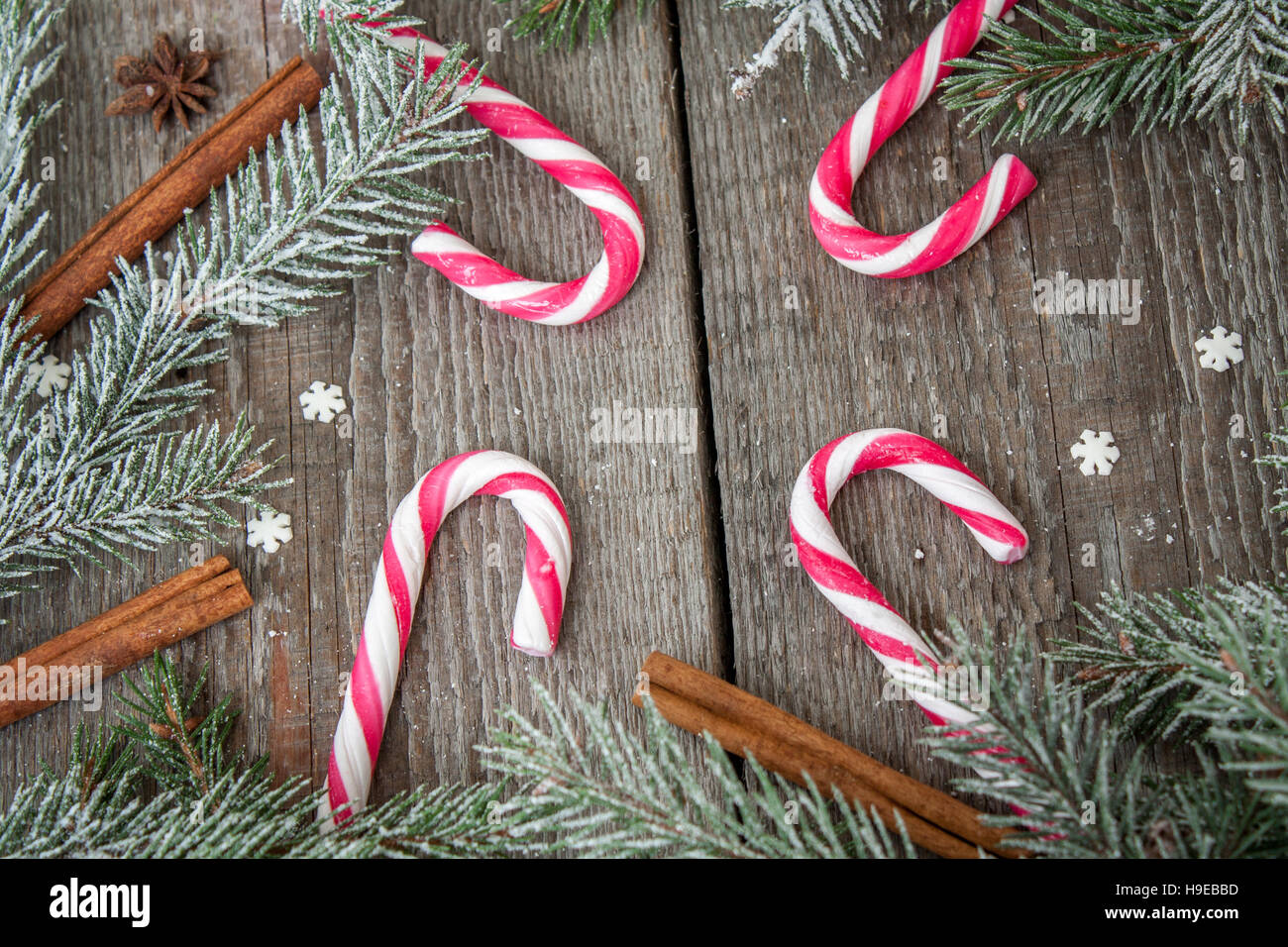 Composición de Navidad. Ramas de abeto, candy cane, Copito de nieve, la canela, el anís estrellado sobre un fondo de madera. Foto de stock