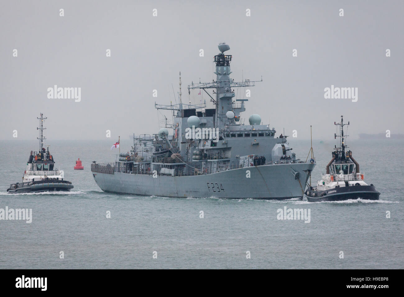 Fragata tipo 23, HMS Iron Duke regresando a la Base Naval de Portsmouth Foto de stock