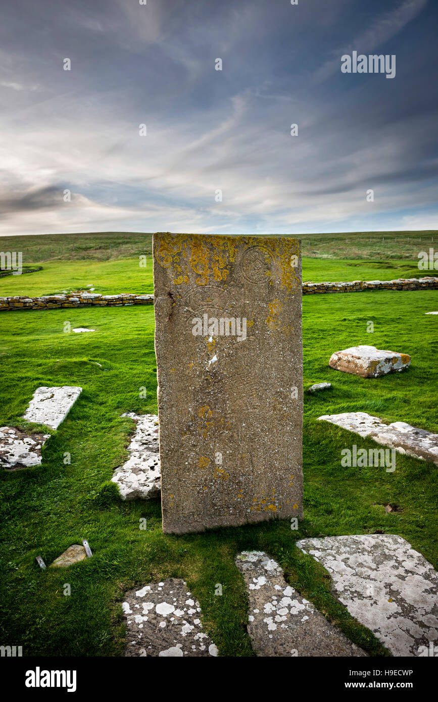 Una piedra tallada Pictish en la Brough de Birsay, una isla de marea en el Noroeste Peninsular Orkney, Escocia, Reino Unido Foto de stock