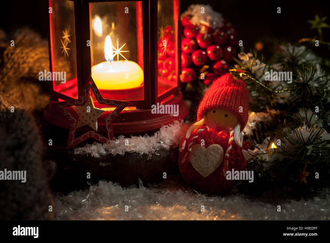Decoraciones de Navidad linterna con velas, luces y toy Foto de stock