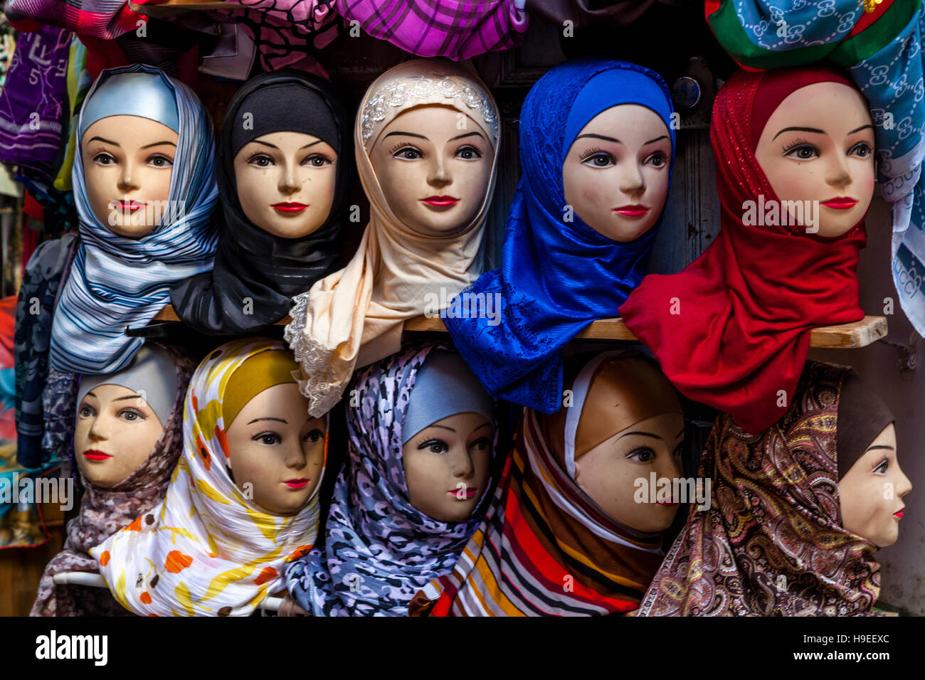 Colorido Hijabs para venta en La Medina de Fez el Bali, Fez, Marruecos Foto de stock