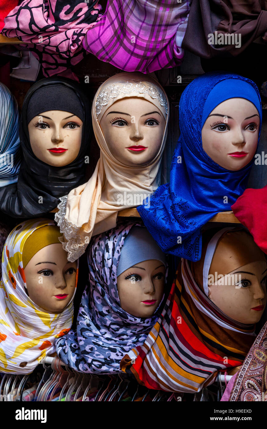 Colorido Hijabs para venta en La Medina de Fez el Bali, Fez, Marruecos Foto de stock