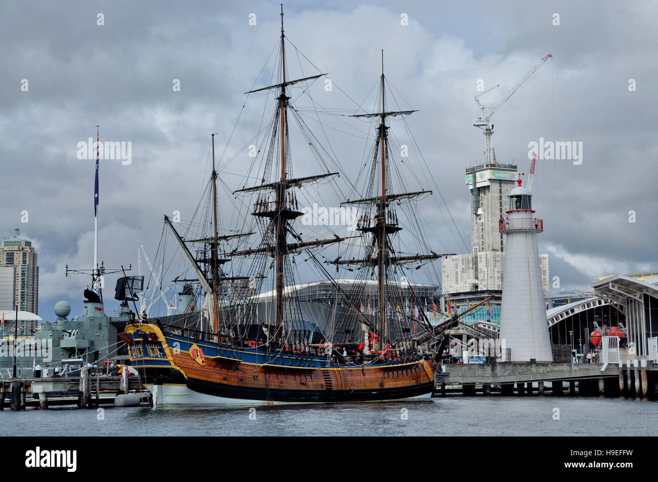 Una réplica de James Cook's HMS Endeavour, amarrado junto al Museo Marítimo Nacional Australiano en Sydney Foto de stock