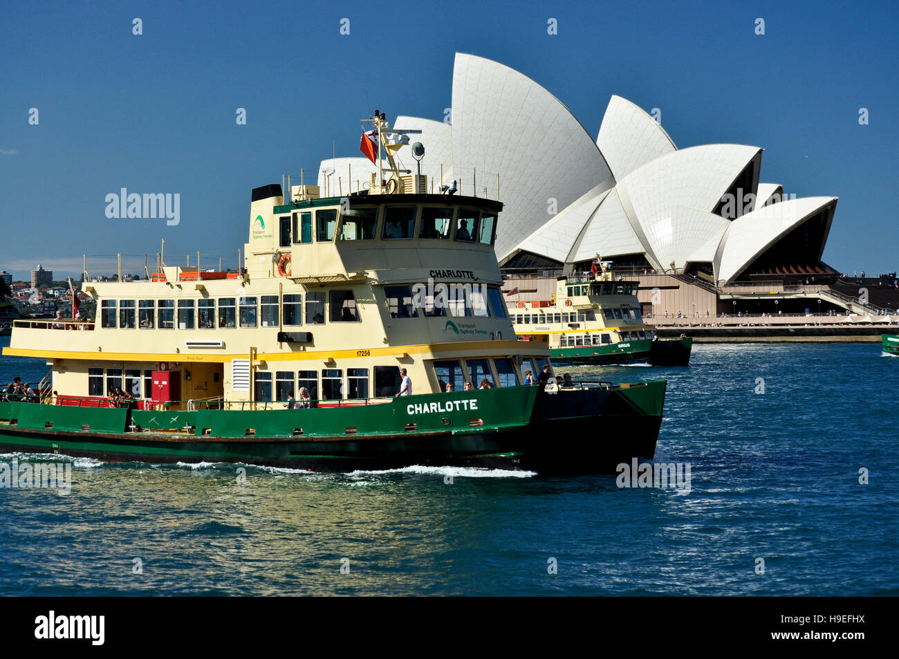 Viaje turístico Barcos delante de Sydney Opera House de Sydney, Australia Foto de stock