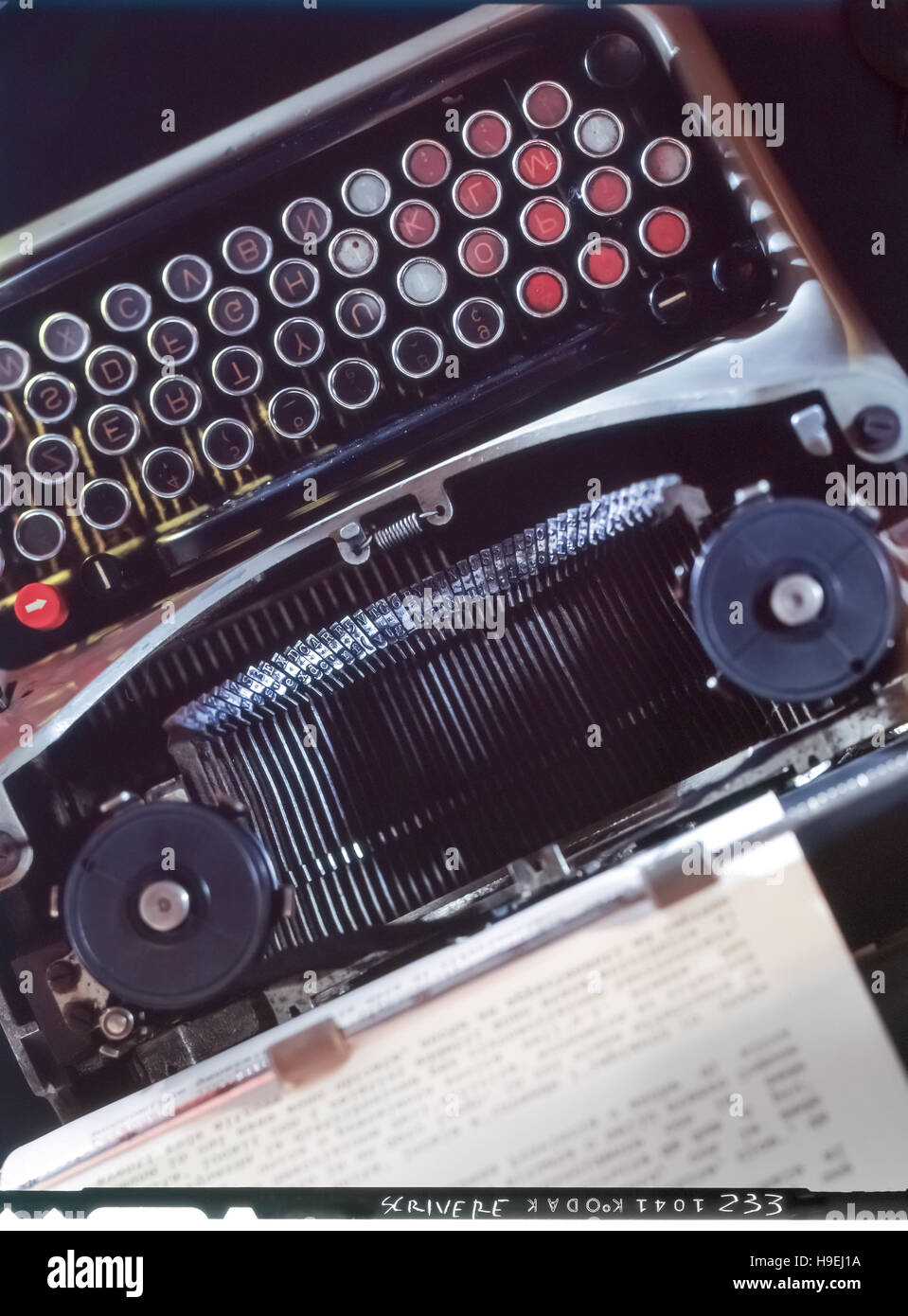 Diapositiva escaneada analógico antiguo de una máquina de escribir con detalle hoja de papel Foto de stock
