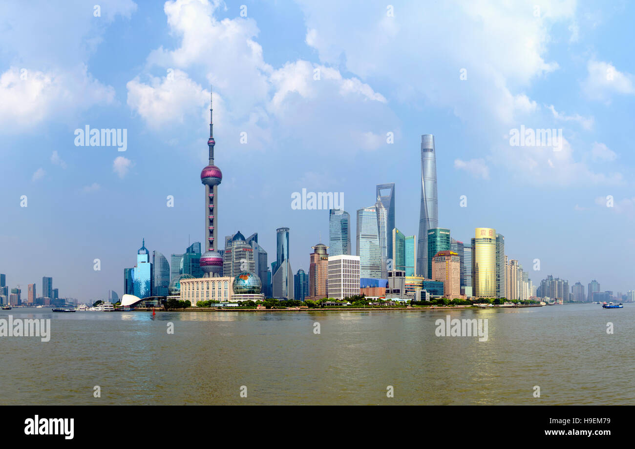 Shanghai New Horizonte de paisaje urbano en el sol de oro. El edificio está ubicado en la torre Shanghai Pudong Foto de stock