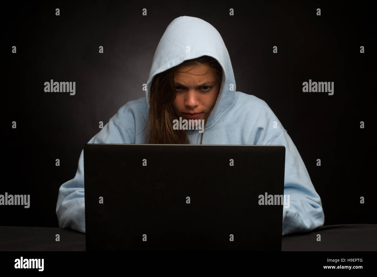 Los delitos cibernéticos. La actividad delictiva en línea. El fraude por Internet. Los delitos informáticos. Foto de stock