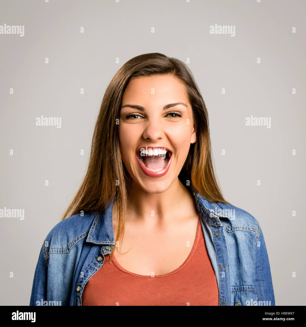 Retrato de una mujer hermosa y alegre riendo Foto de stock