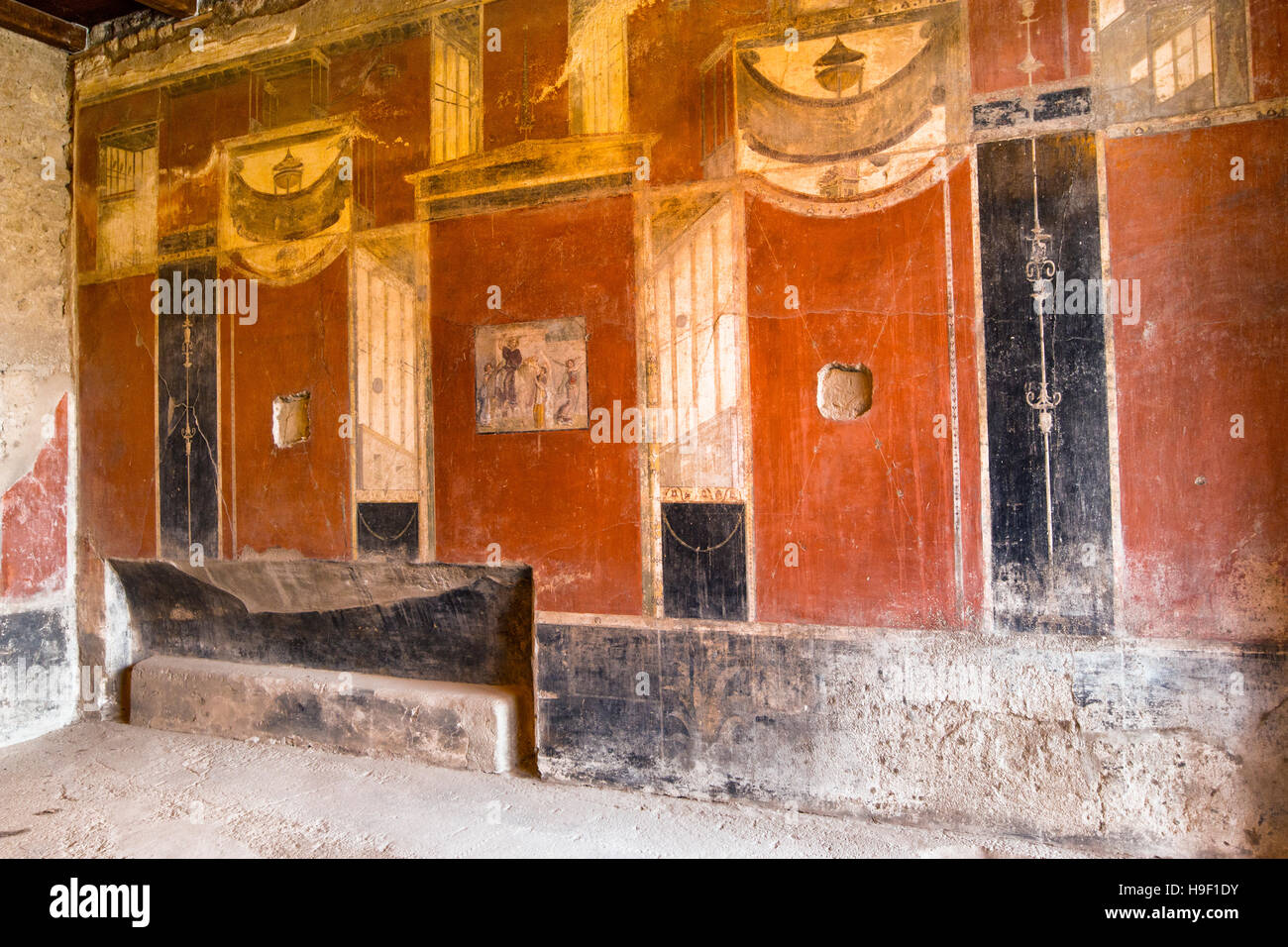 Antiguo muro frescos pintados en la antigua ciudad romana de Pompeya. La región de Campania, Italia Foto de stock