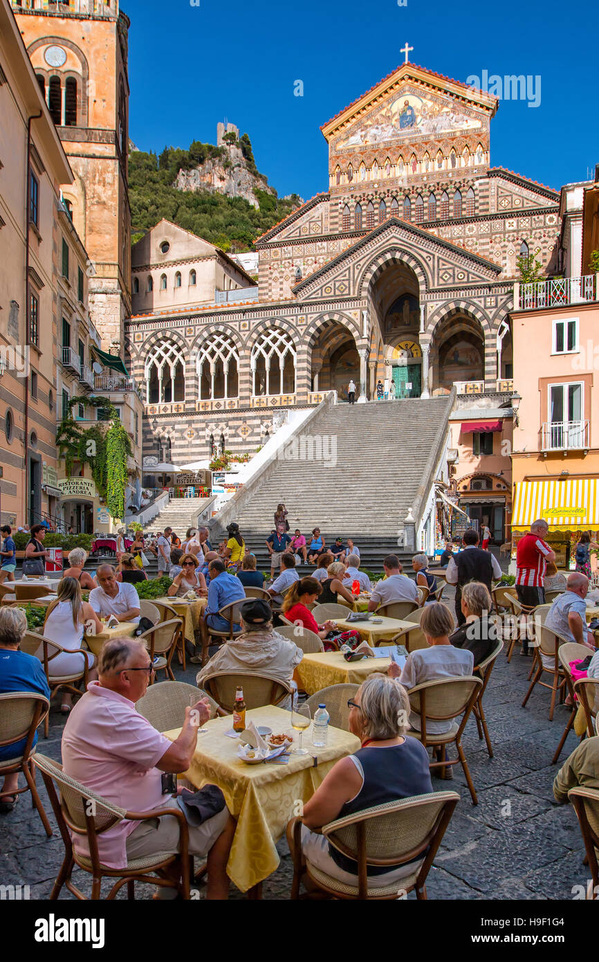 Cafés al aire libre en la Piazza Duomo bajo la catedral , Amalfi, Campania, Italia Foto de stock