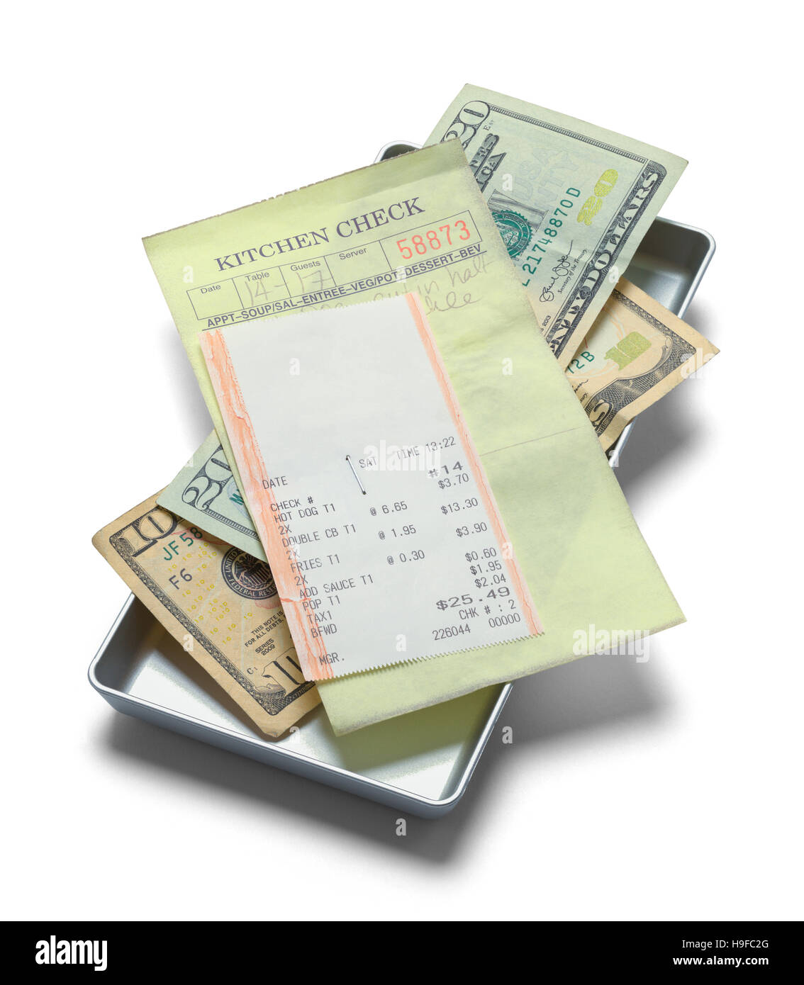 Bandeja de recepción con cheque y dinero aislado sobre fondo blanco. Foto de stock