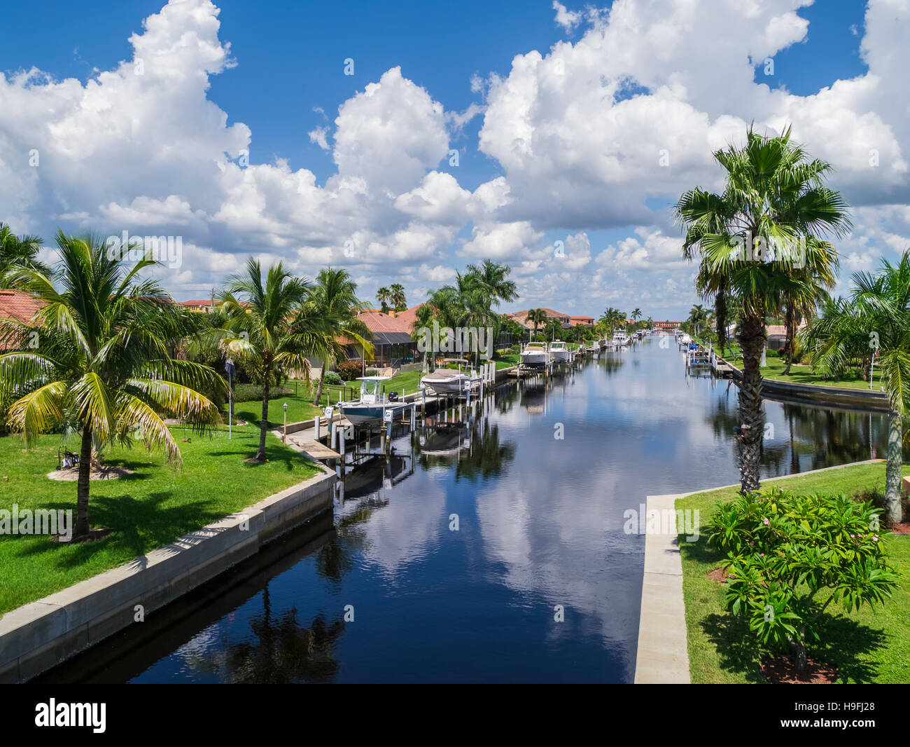 Los barcos en los canales en el barrio residencial de Punta Gorda, en la costa del golfo de Florida Foto de stock