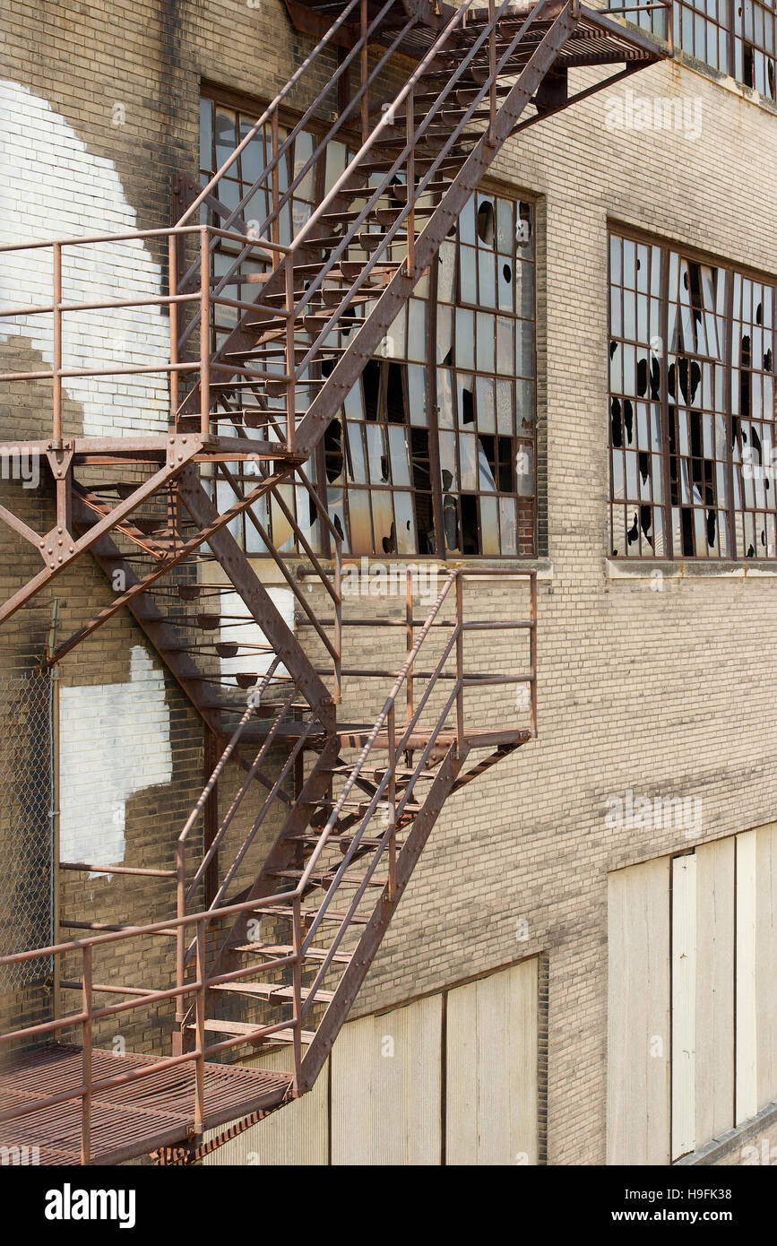 Antiguo edificio de oficinas vacías con las ventanas rotas y la escalera, Omaha, Nebraska, EEUU. Foto de stock