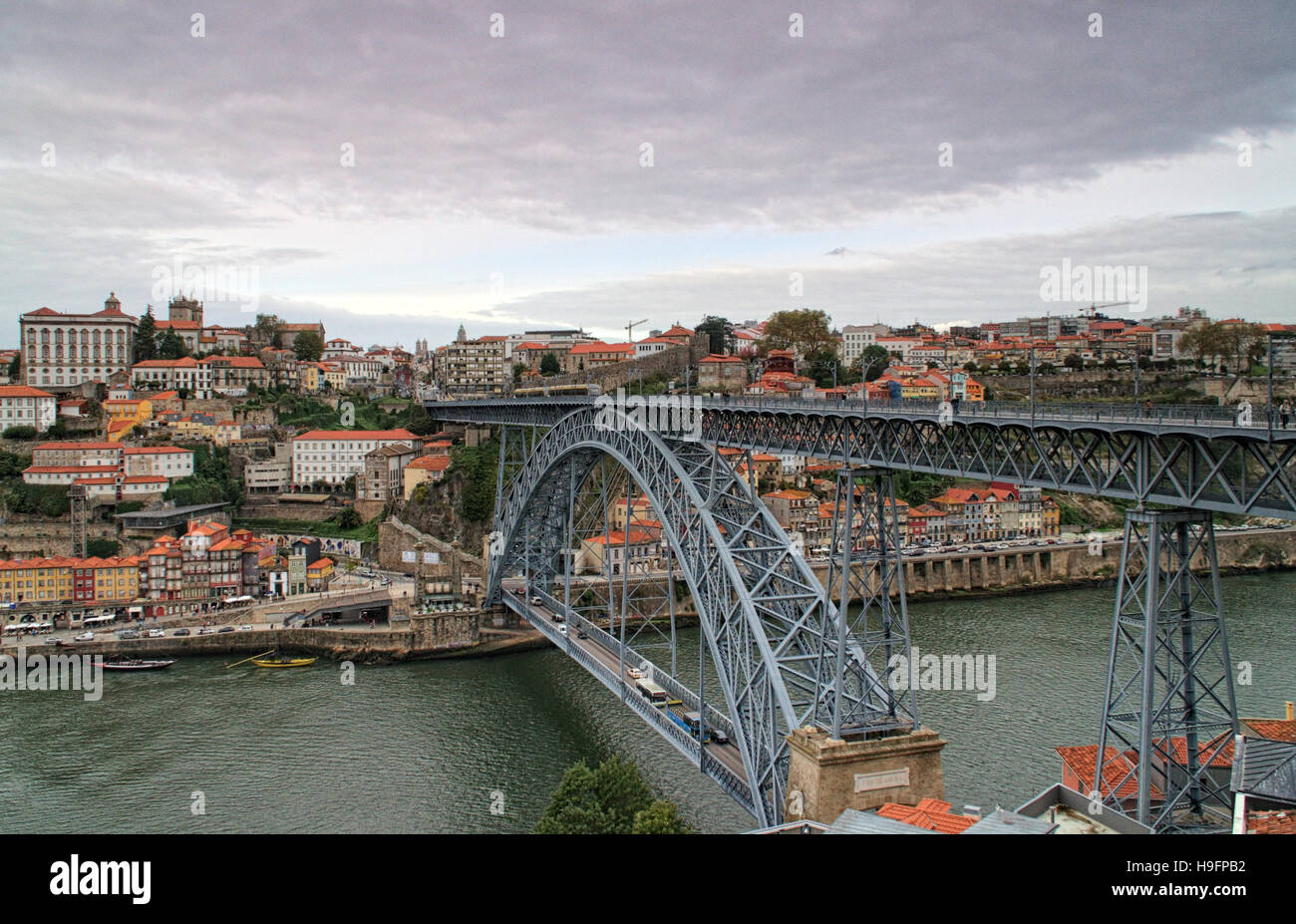 El río Duero y el puente Dom Luis en Porto, Portugal Foto de stock