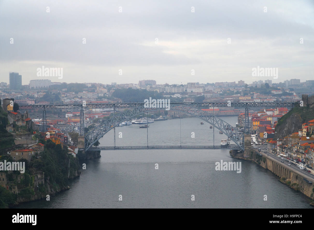 El río Duero y el puente Dom Luis en Porto, Portugal Foto de stock