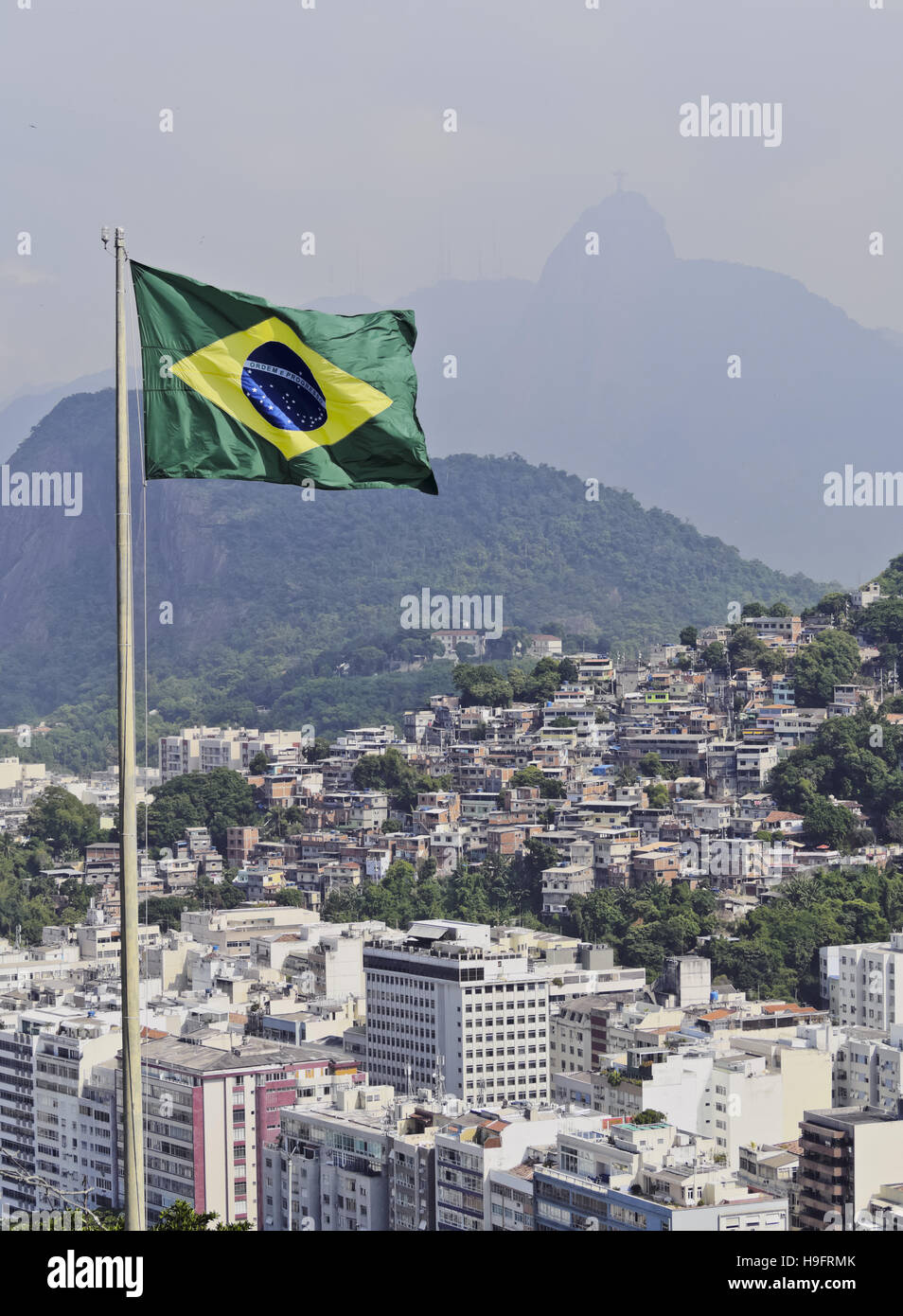 Brasil, la ciudad de Río de Janeiro, en Leme, bandera brasileña en la parte superior de la forte Duque de Caxias. Foto de stock