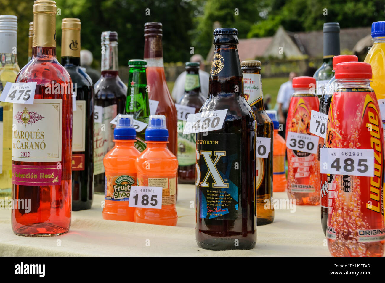 Calado de botella en English Summer Fayre Fotografía de stock Alamy