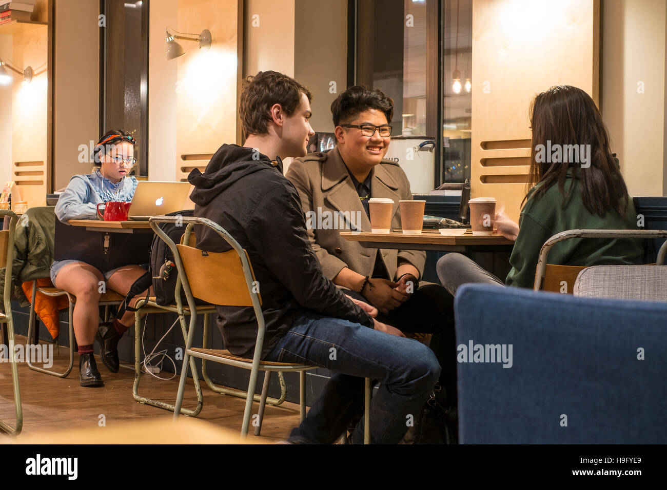 Reunión de estudiantes y conversando sobre el café Foto de stock
