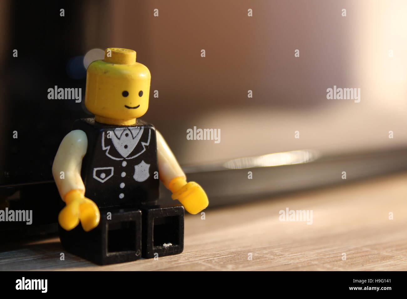 Lego policía figura sentada Fotografía de stock - Alamy