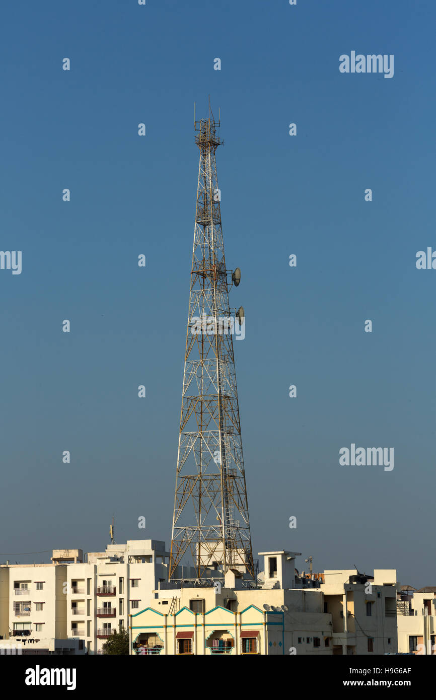 Torre del teléfono en barrio residencial en Hyderabad, India Foto de stock